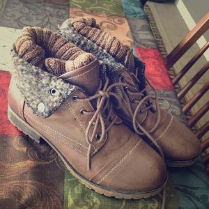 Women’s boots - size 8